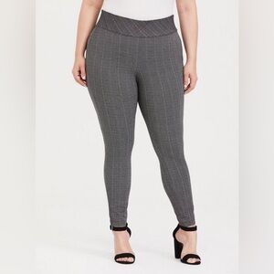 TORRID Grey Chevron Pull On Pixie Pants Size 3